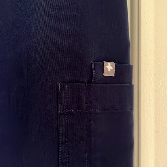 Figs Navy Yola™ - Skinny Scrub
Pants 2.0
S - Navy - Picture 3 of 6